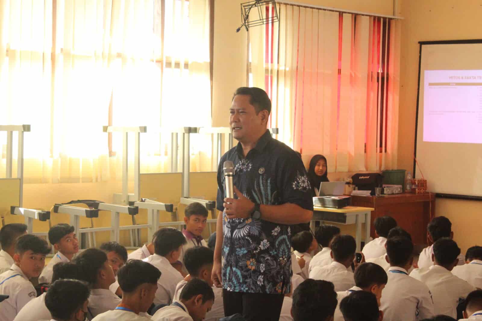 Perangi Narkoba dari Sekolah: Sosialisasi BNN Kabupaten Sumedang Semarakkan MPLS di SMA Negeri Jatinangor IMG 0971