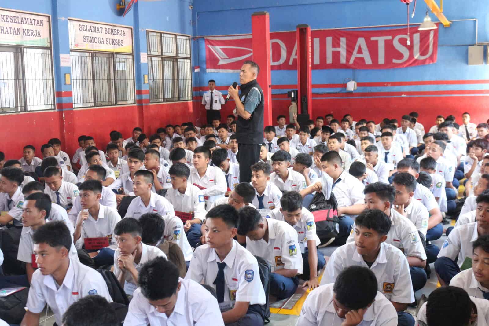 Perangi Narkoba, BNN Kabupaten Sumedang Hadirkan Penyuluhan Pada Kegiatan MPLS di SMK Pemuda Sumedang IMG 1914