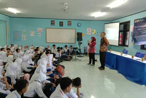 BNN Kabupaten Sumedang Sosialisasikan Bahaya Narkoba dalam Kegiatan MPLS di SMK Informatika Sumedang WhatsApp Image 2023 07 18 at 12.03.13