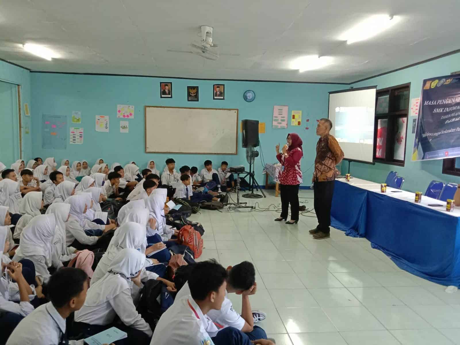 BNN Kabupaten Sumedang Sosialisasikan Bahaya Narkoba dalam Kegiatan MPLS di SMK Informatika Sumedang WhatsApp Image 2023 07 18 at 12.03.13