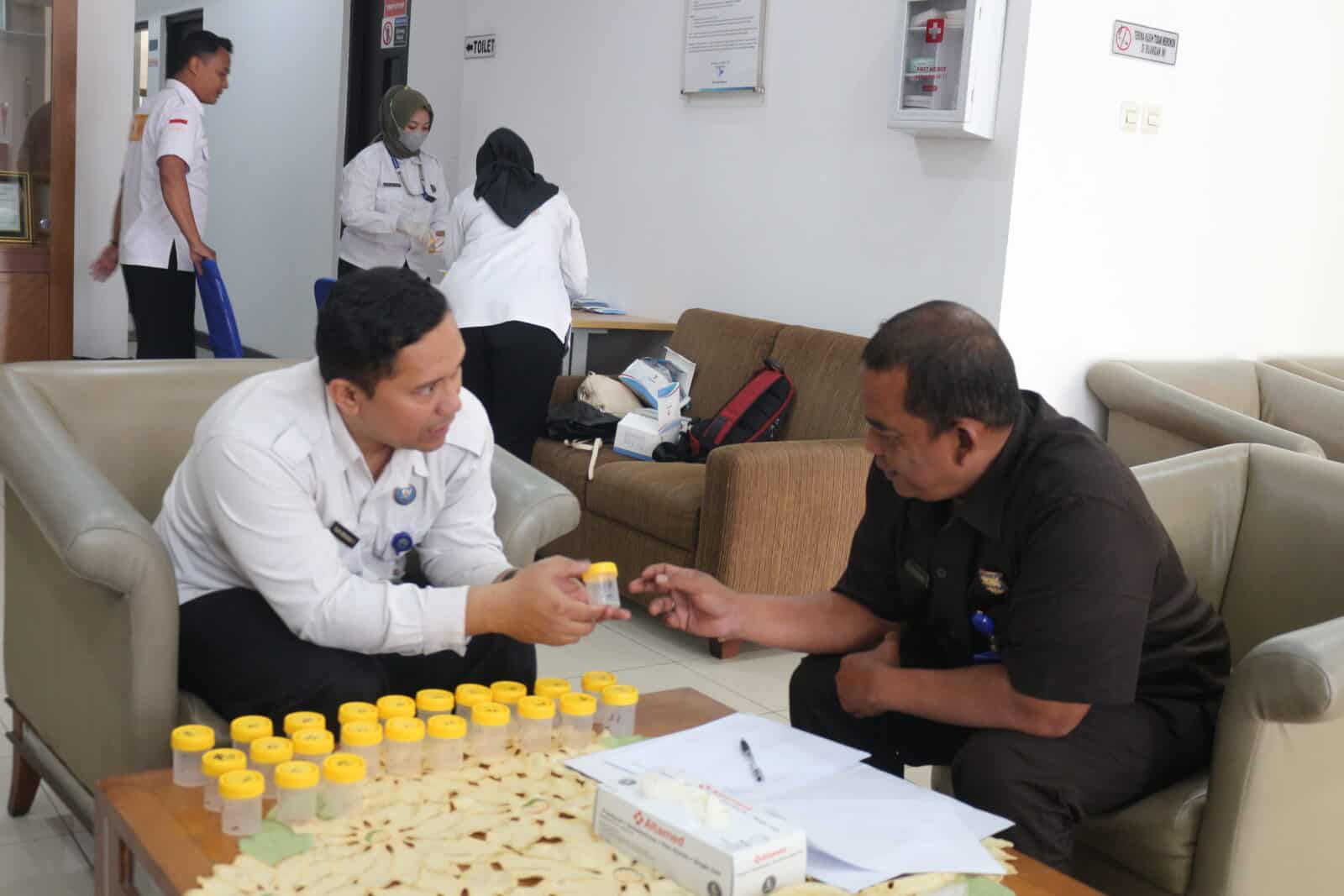 BNN Sumedang Tingkatkan Kesadaran Anti-Narkoba Melalui Test Urine di PLN UP3 Sumedang IMG 3582