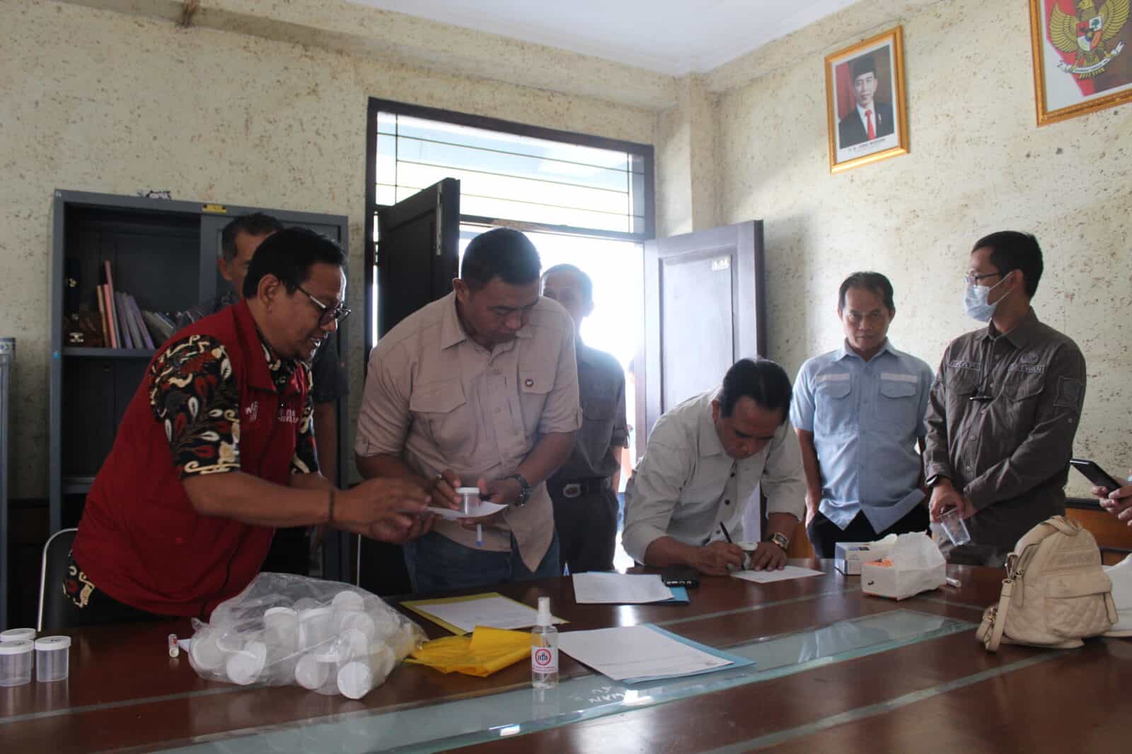 BNN Kabupaten Sumedang Melibatkan Para Kepala Desa, Lurah, dan Kepala Dinas dalam Kegiatan Test Urine di Lingkungan Pusat Pemerintahan Kabupaten Sumedang BNN Kabupaten Sumedang Melibatkan Para Kepala Desa, Lurah, dan Kepala Dinas dalam Kegiatan Test Urine di Lingkungan Pusat Pemerintahan Kabupaten Sumedang